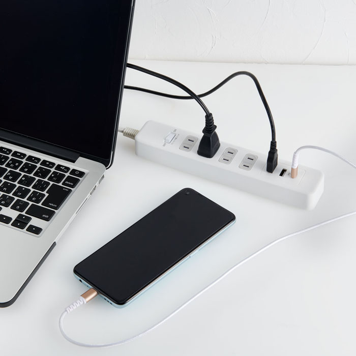 耐雷4個口電源タップ 2USB 1PDポート付 2m