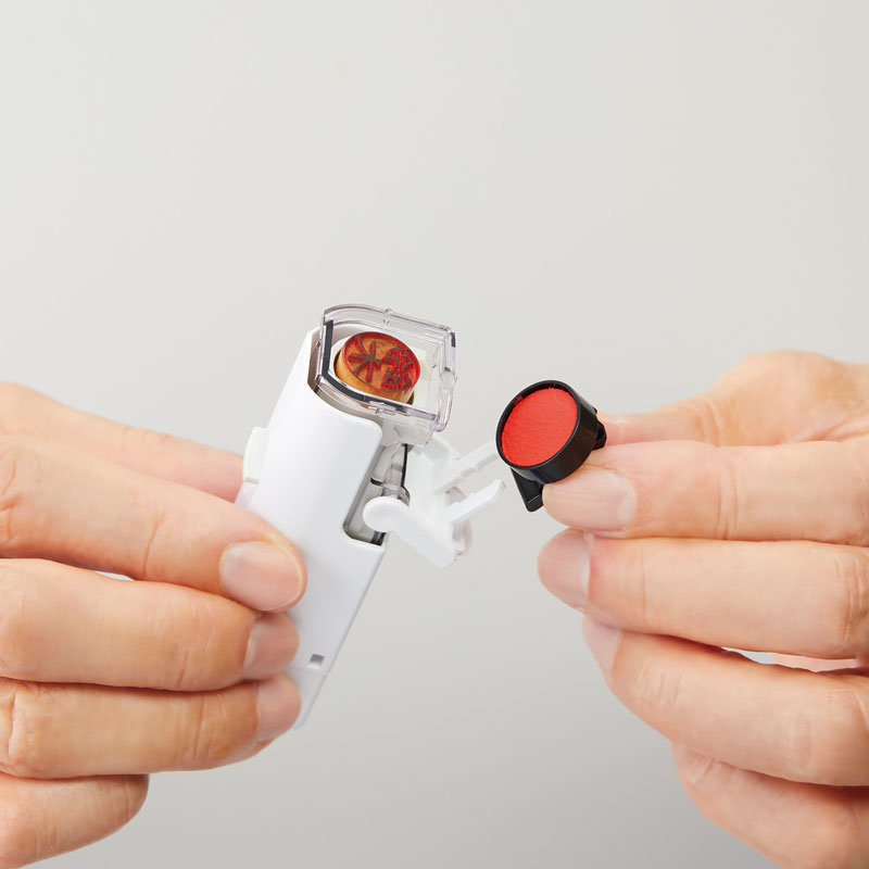 ワンタッチ式印鑑ホルダー ハンコ・ベンリ グレイッシュブルー ロック・ストラップ穴付