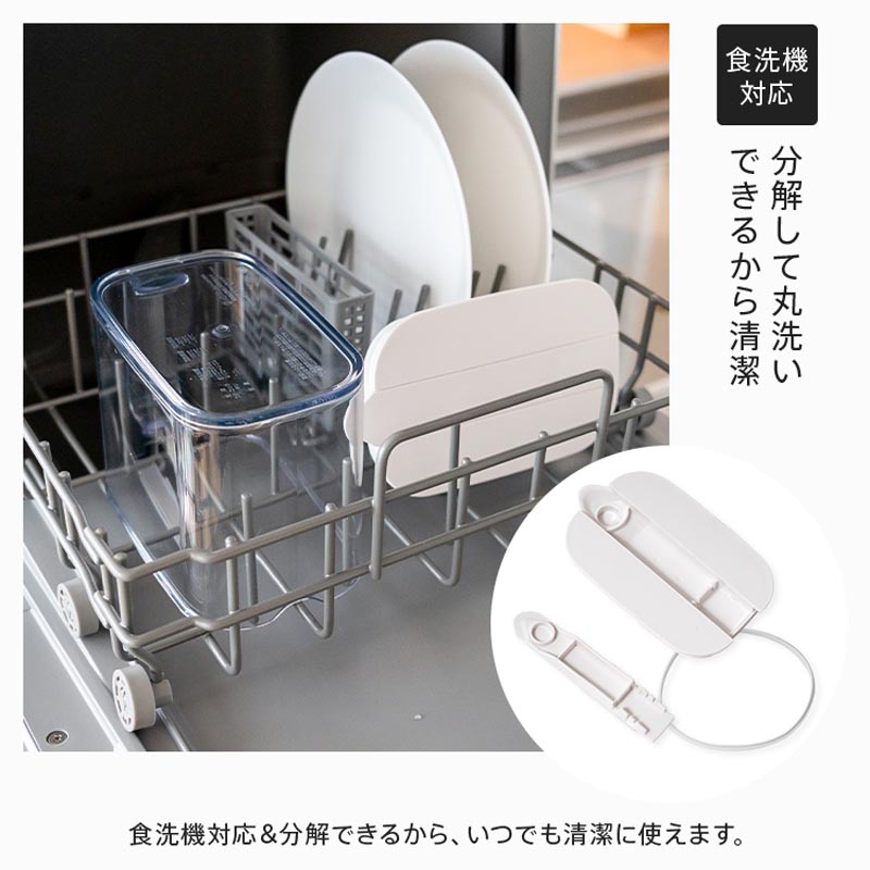 冷蔵庫の棚に収まる冷水筒 1.0L ブラック